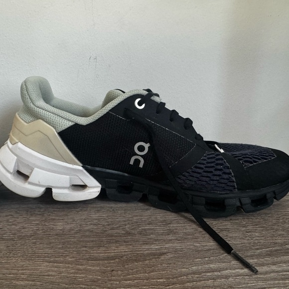 On Running Cloud Cloudflyer Black Mint Green Running Shoes Women's size 11 - Picture 6 of 7